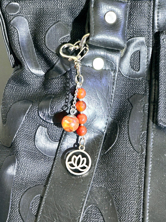Bijou de sac / porte-clés cornaline, fleur de lotus