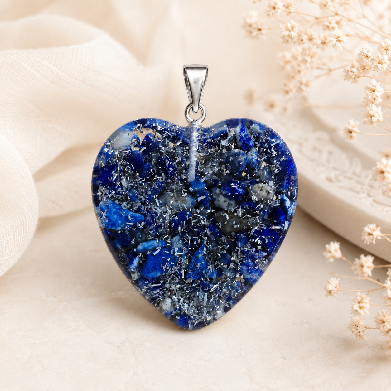 Pendentif cœur orgonite avec éclats de Quartz rose
