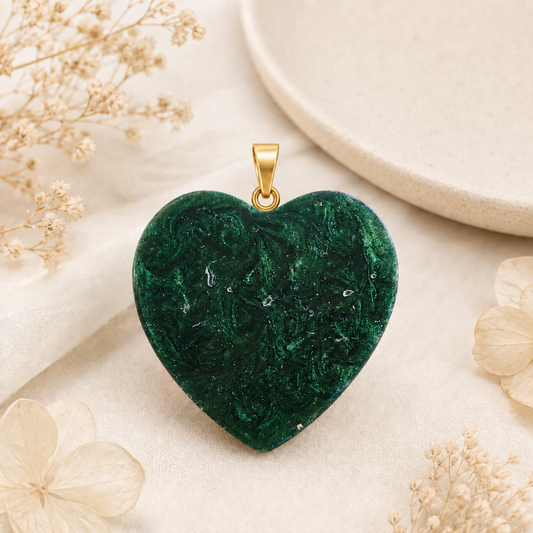 Pendentif cœur orgonite avec éclats de Quartz fraise