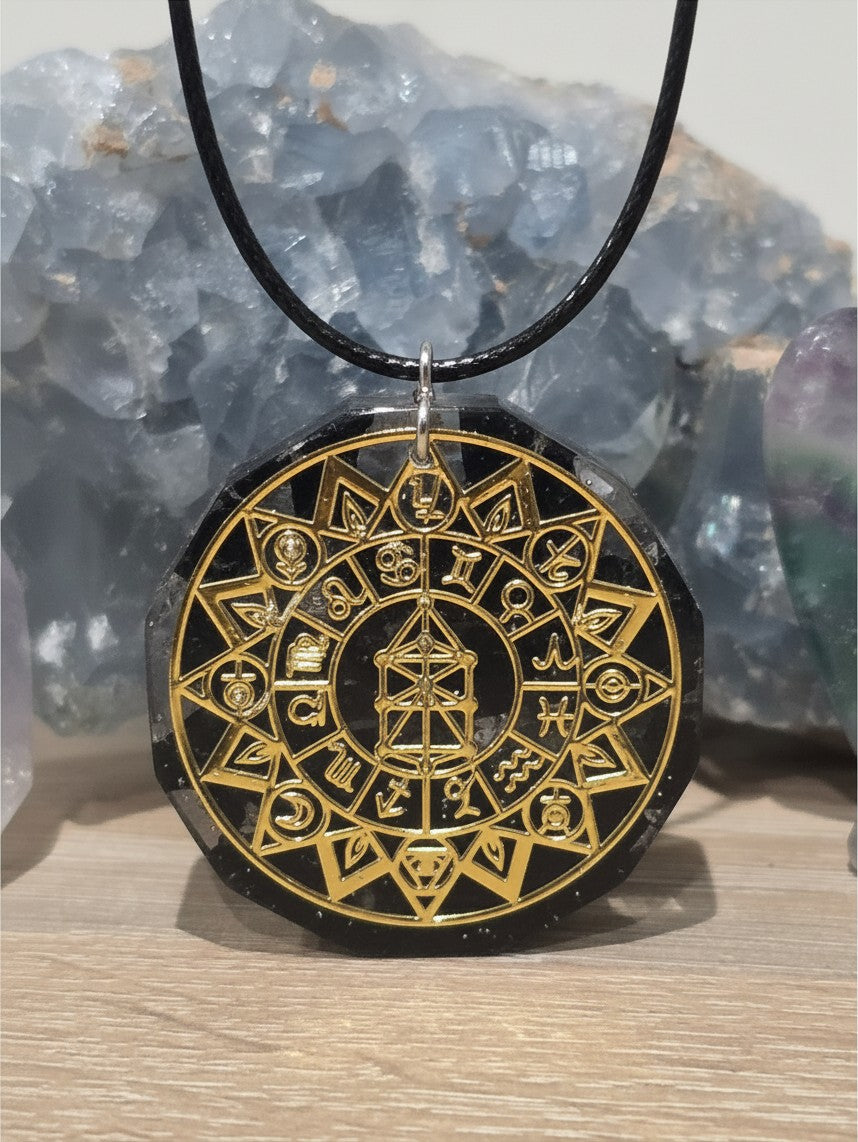 Pendentif Orgonite Astro AlyJoyCreation noir et or avec symboles du zodiaque et arbre de vie pour équilibrer l'aura