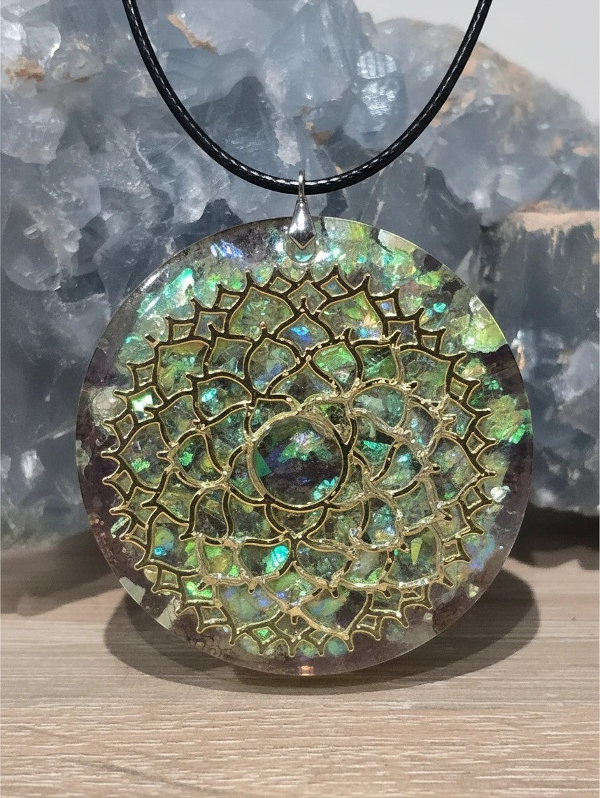 Pendentif Orgonite Rosace Mandala AlyJoyCreation avec améthyste et cuivre, bijou énergétique artisanal irisé