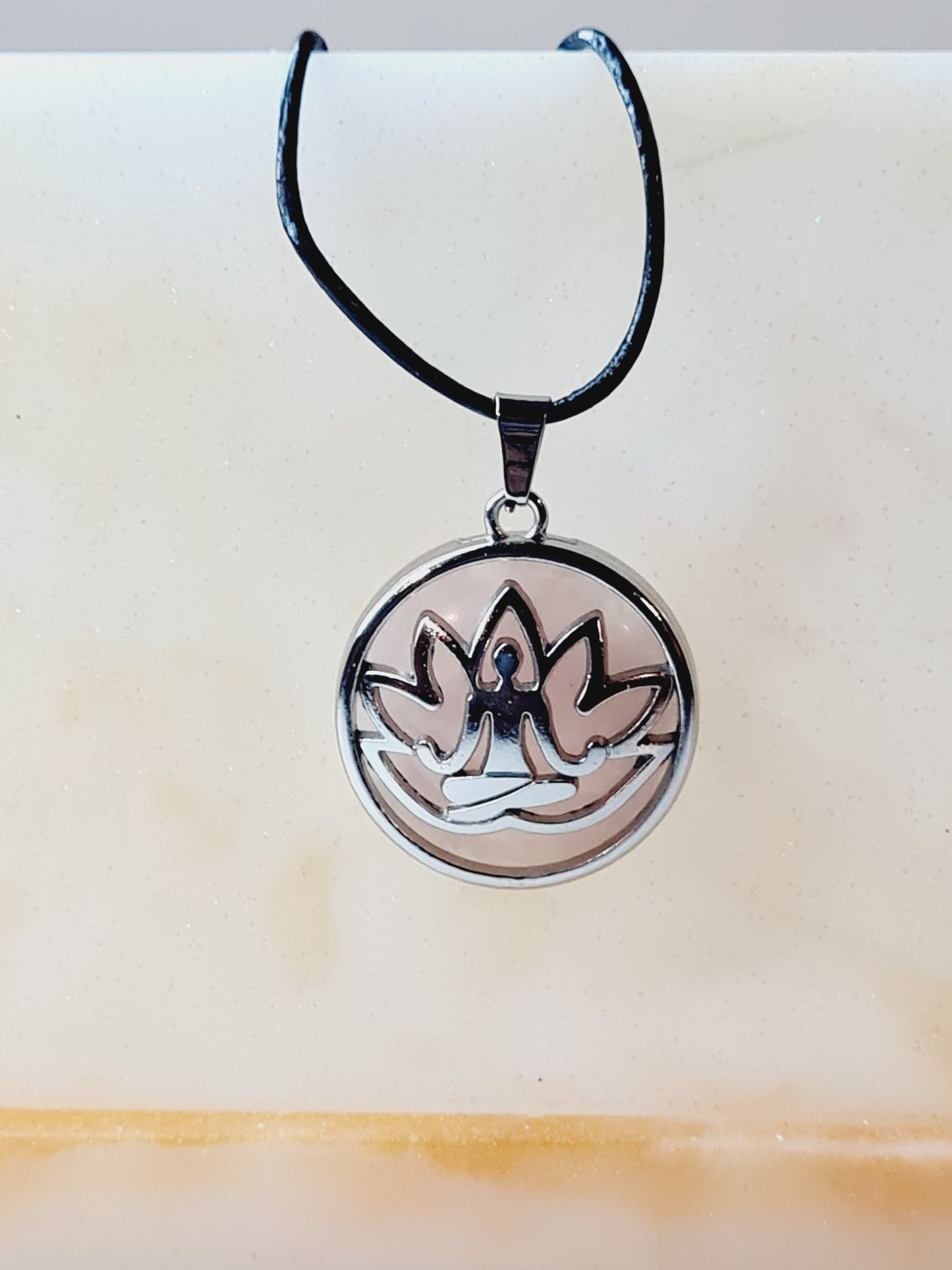 COLLIER EN CUIR + PENDENTIF  LOTUS DE MEDITATION QUARTZ ROSE