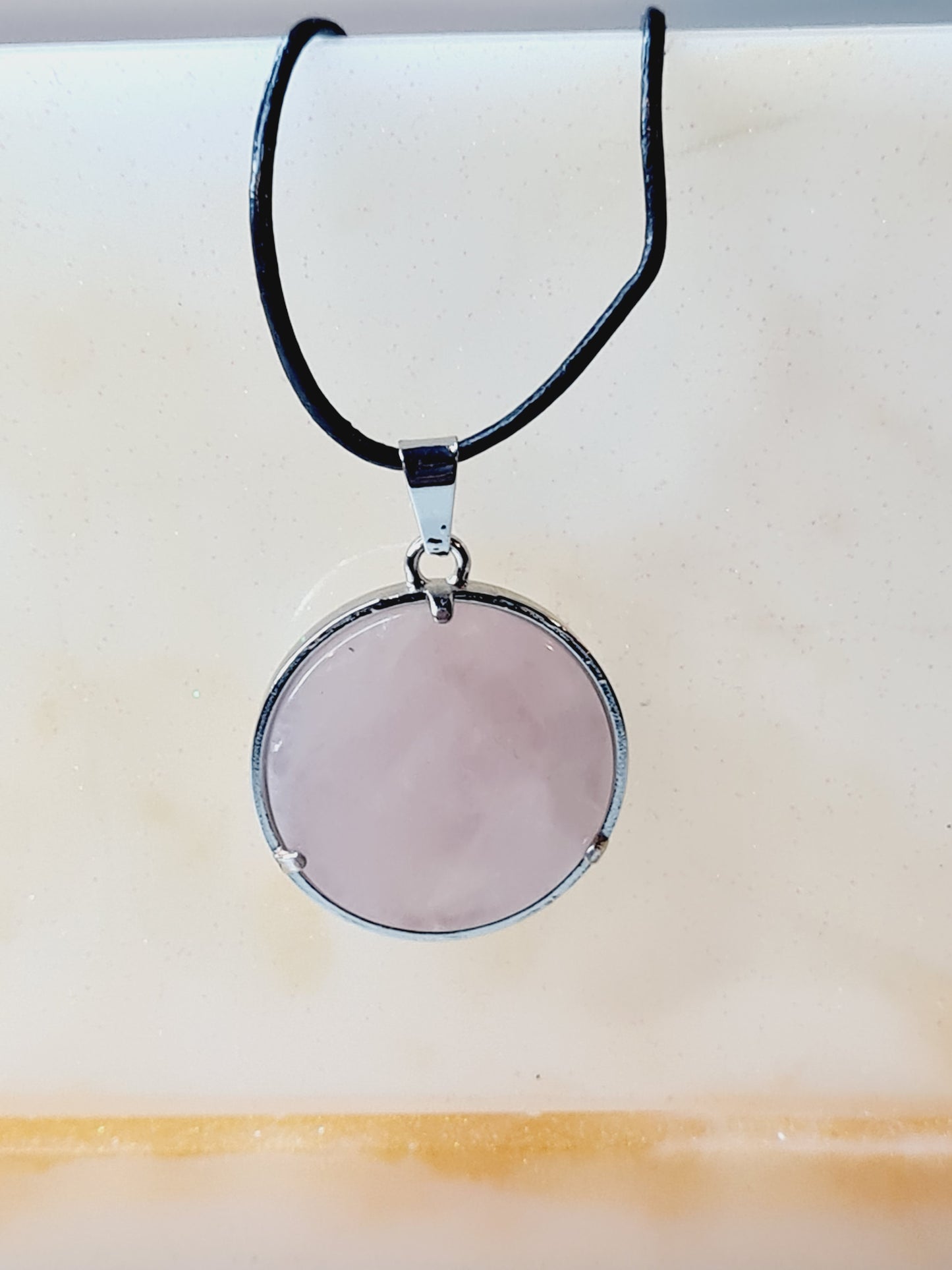 COLLIER EN CUIR + PENDENTIF  LOTUS DE MEDITATION QUARTZ ROSE