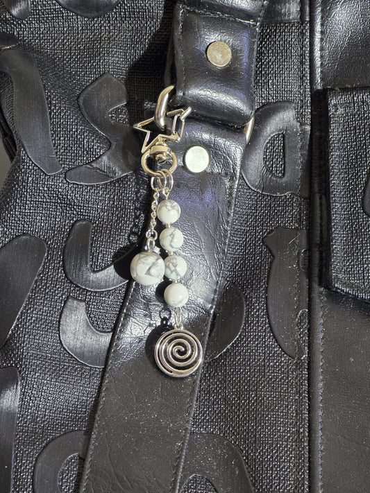 Bijou de sac / porte-clés howlite blanche