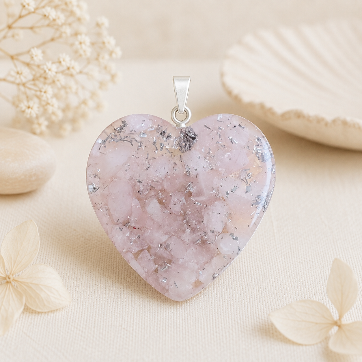 Pendentif cœur orgonite avec éclats de Lapis-lazuli