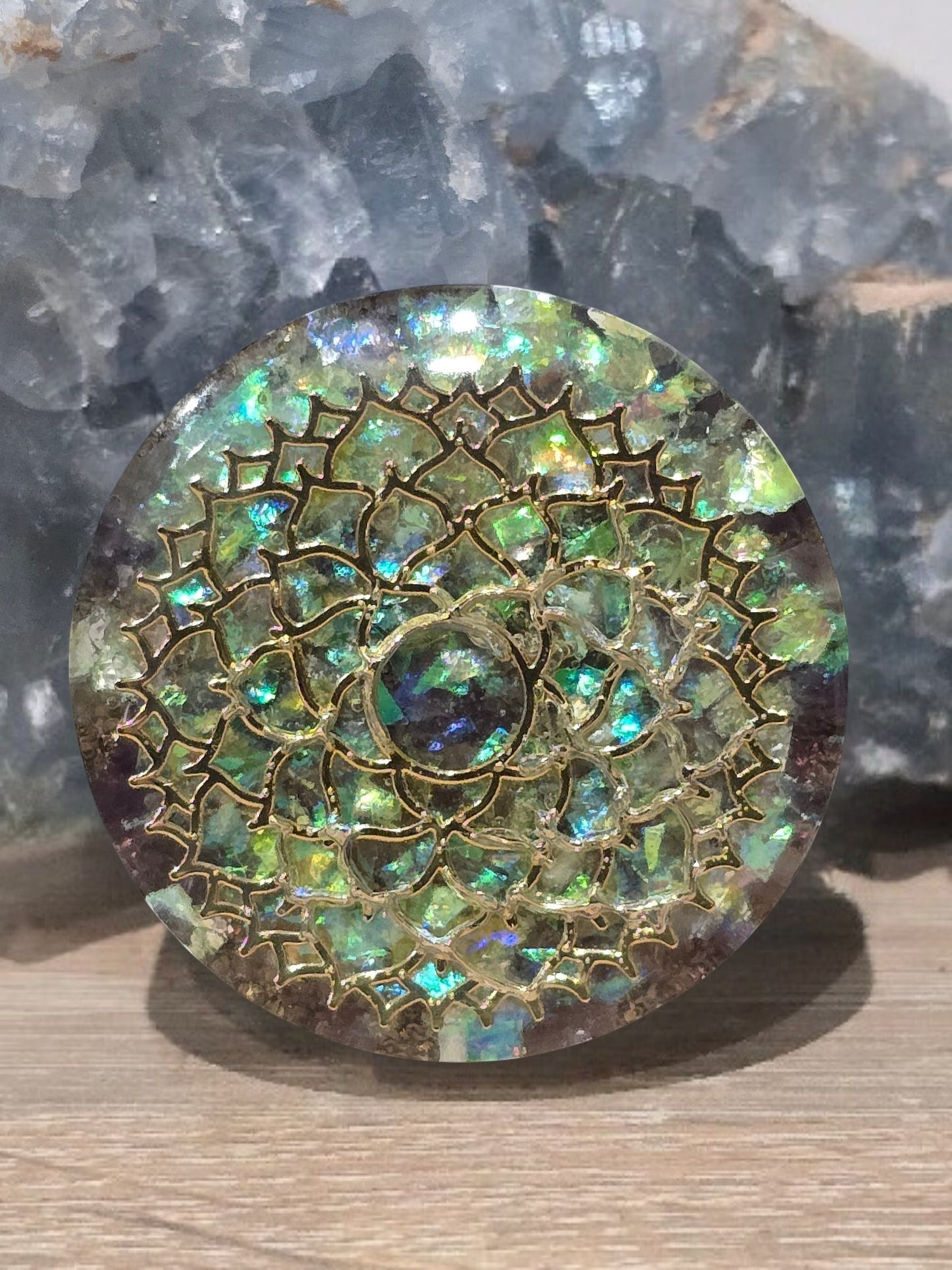 Orgonite AlyJoyCreation ronde avec motif mandala doré, incrustations irisées et pierres naturelles sur fond de célestine