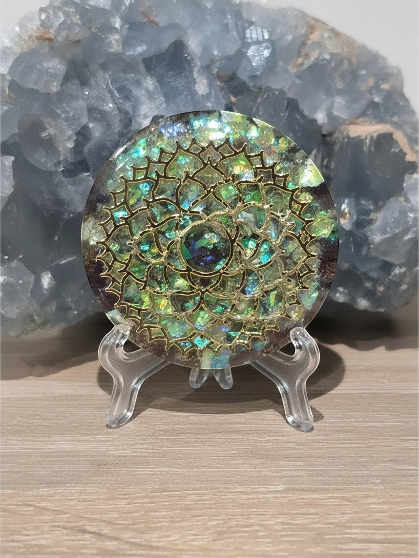 Orgonite AlyJoyCreation ronde avec motif rosace mandala, incrustations d'améthyste et cuivre sur support transparent