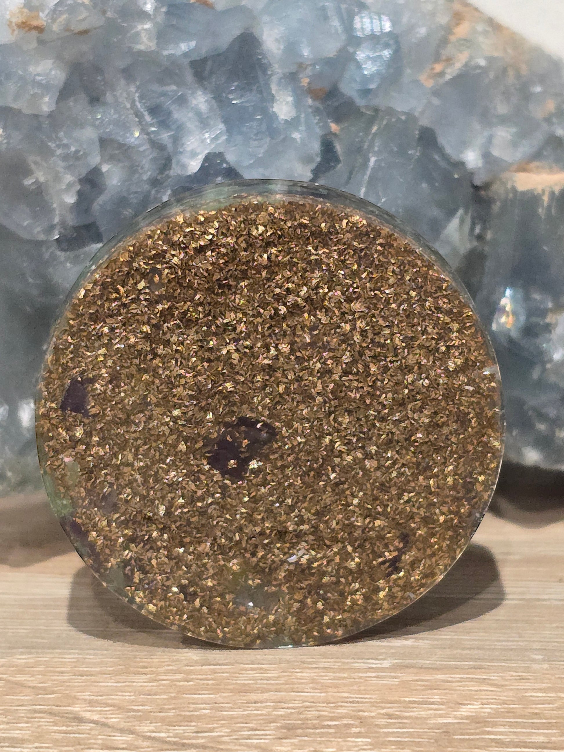 Pendentif orgonite AlyJoyCreation avec améthyste et cuivre, motif rosace mandala pour l'équilibre énergétique