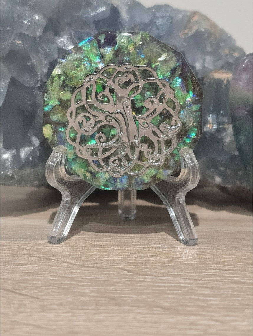 Pendentif orgonite AlyJoyCreation rond avec symbole arbre de vie argenté sur fond de pierres vertes et bleues