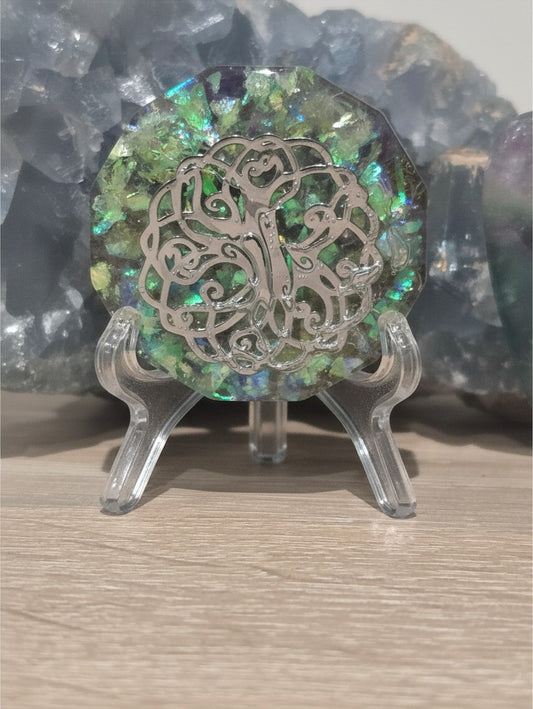 Pendentif orgonite AlyJoyCreation rond avec symbole arbre de vie argenté sur fond de pierres vertes et bleues
