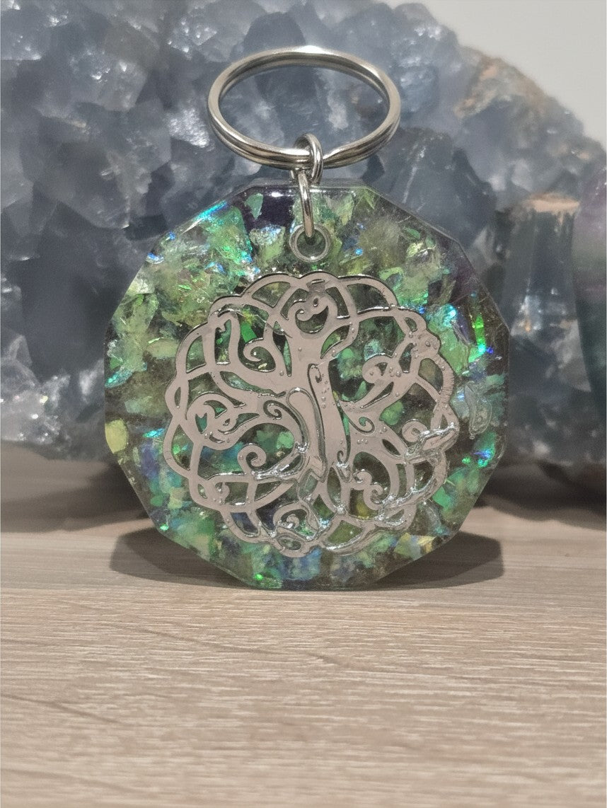 Pendentif orgonite AlyJoyCreation octogonal avec symbole arbre de vie argenté et éclats verts scintillants