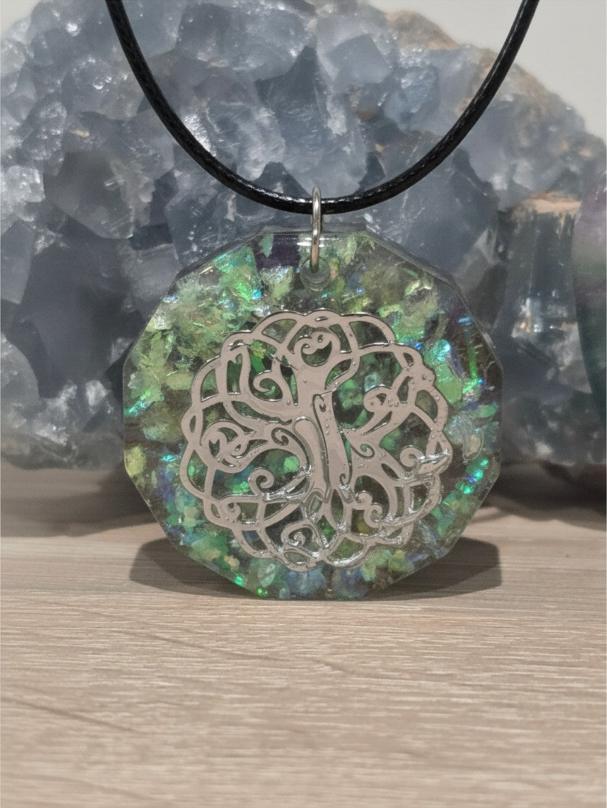 Pendentif orgonite AlyJoyCreation octogonal avec symbole arbre de vie argenté et éclats verts scintillants