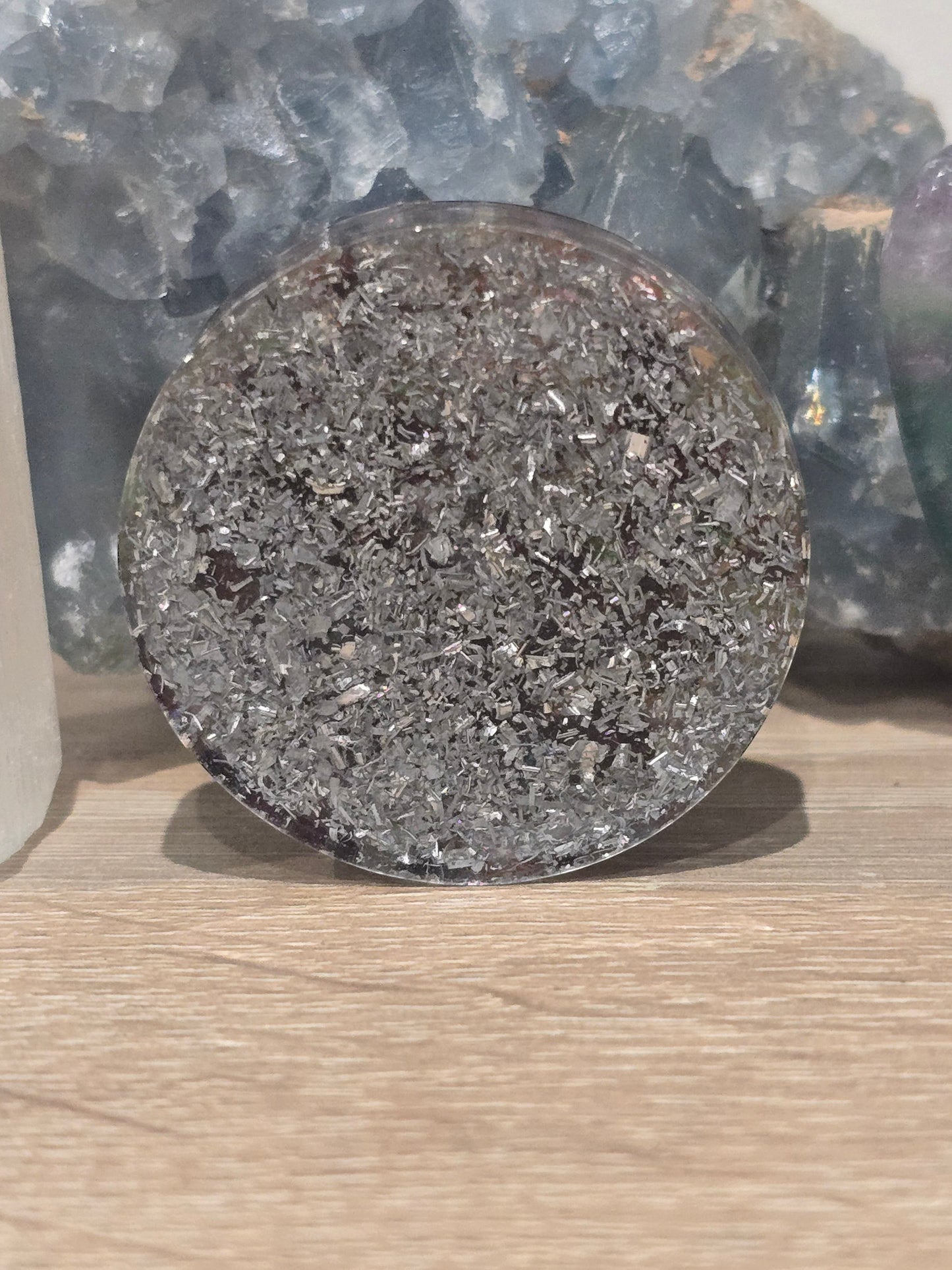 Pendentif orgonite AlyJoyCreation circulaire avec incrustations métalliques argentées pour équilibrer l'énergie