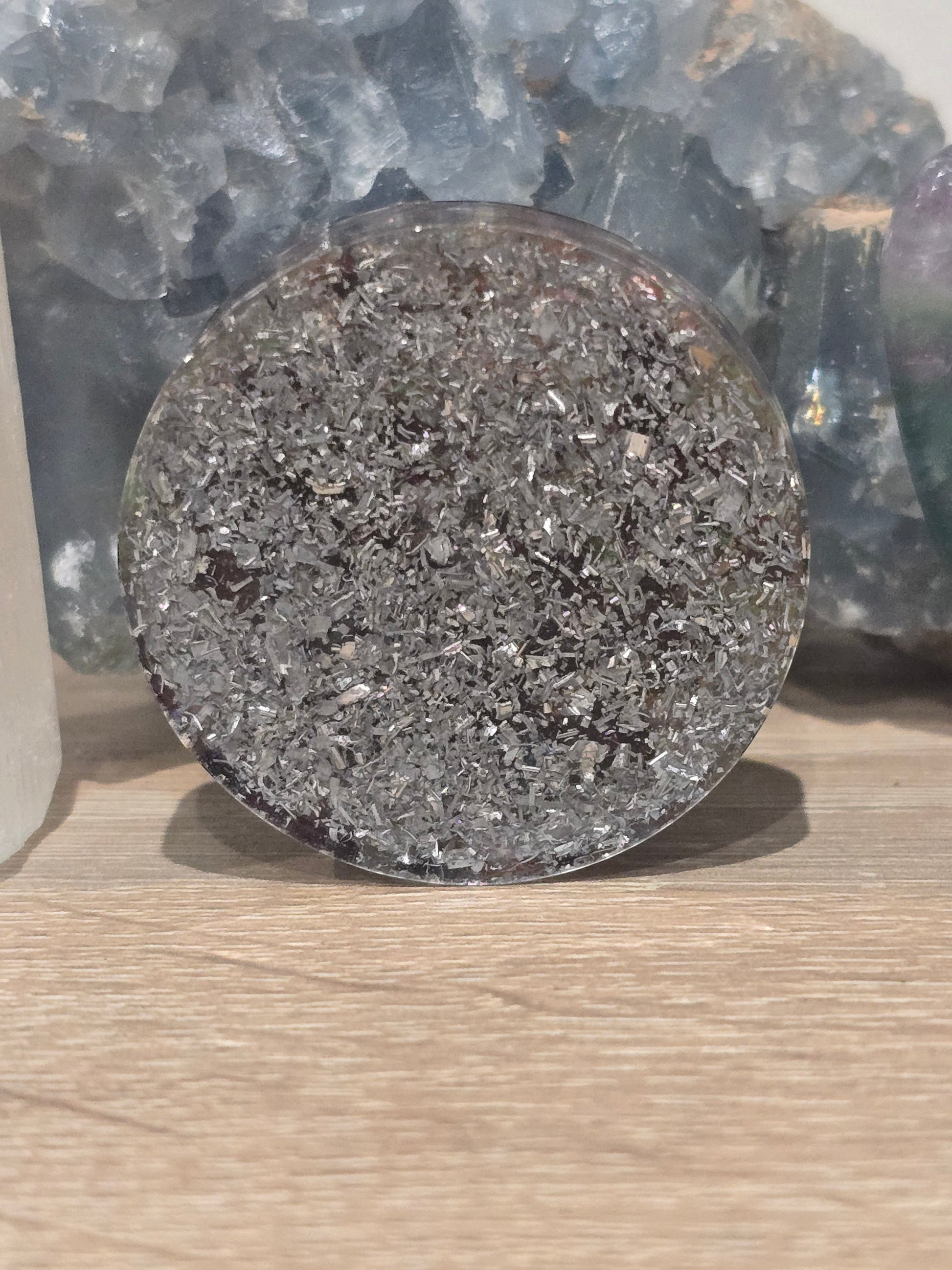 Pendentif orgonite AlyJoyCreation circulaire avec incrustations métalliques argentées pour équilibrer l'énergie