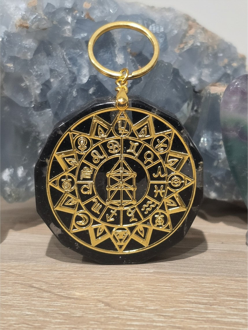 Pendentif Orgonite Astro AlyJoyCreation noir et doré avec symboles du zodiaque et géométrie sacrée