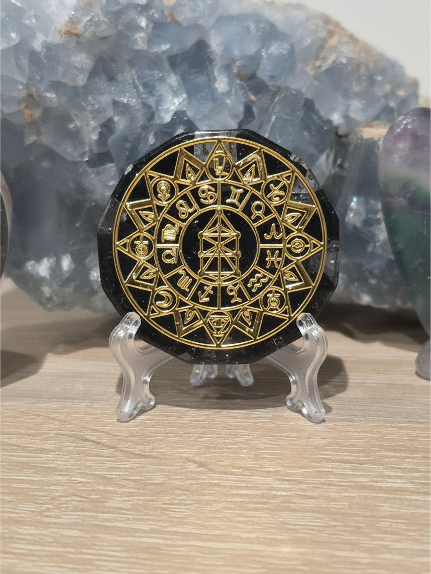 Pendentif Orgonite Astro AlyJoyCreation noir et doré avec symboles du zodiaque pour équilibrer l'énergie