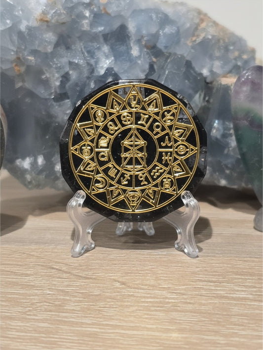 Pendentif Orgonite Astro AlyJoyCreation noir et doré avec symboles du zodiaque pour équilibrer l'énergie