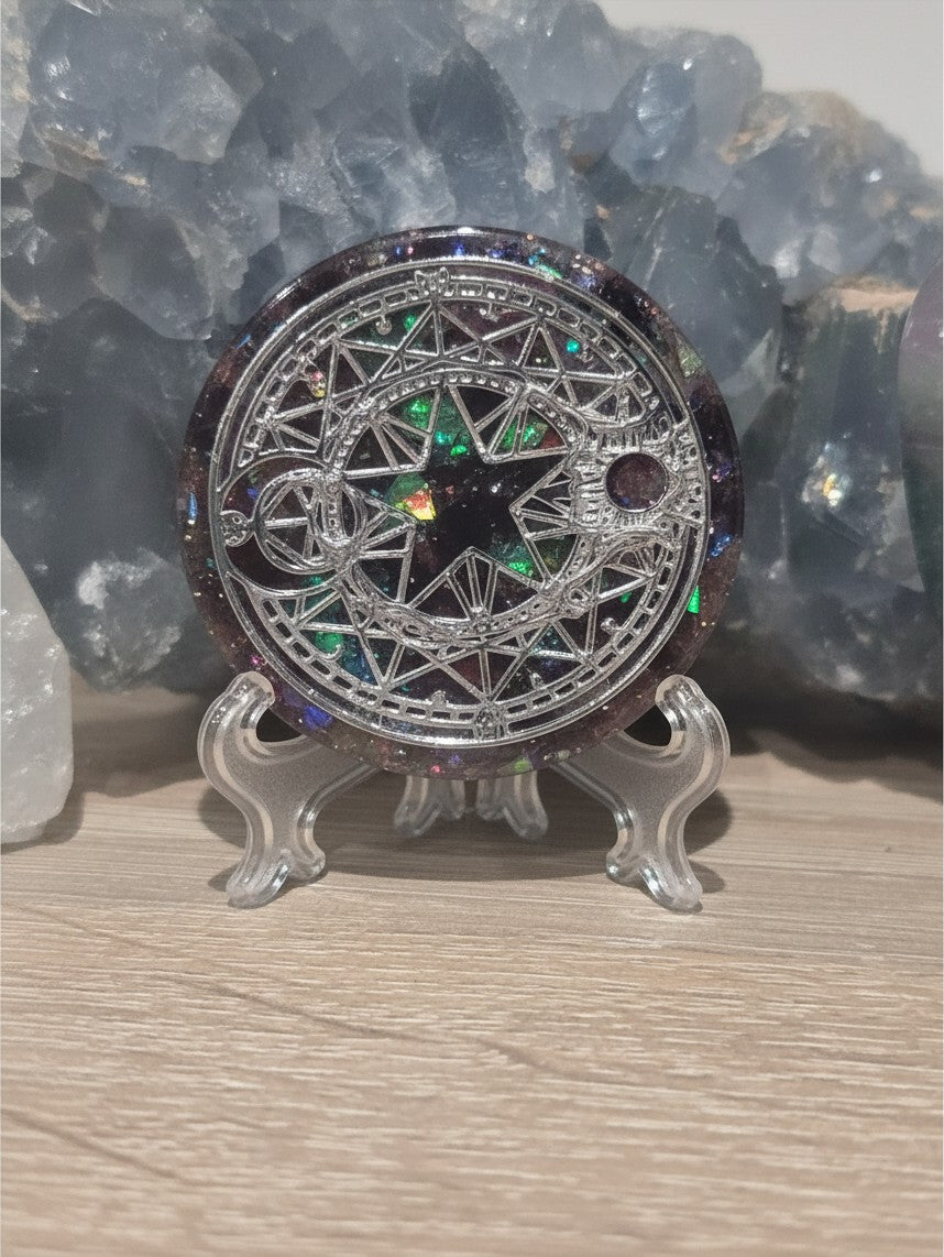 Pendentif Orgonite AlyJoyCreation Alignement Céleste rond avec motif étoile argentée et éclats colorés sur support