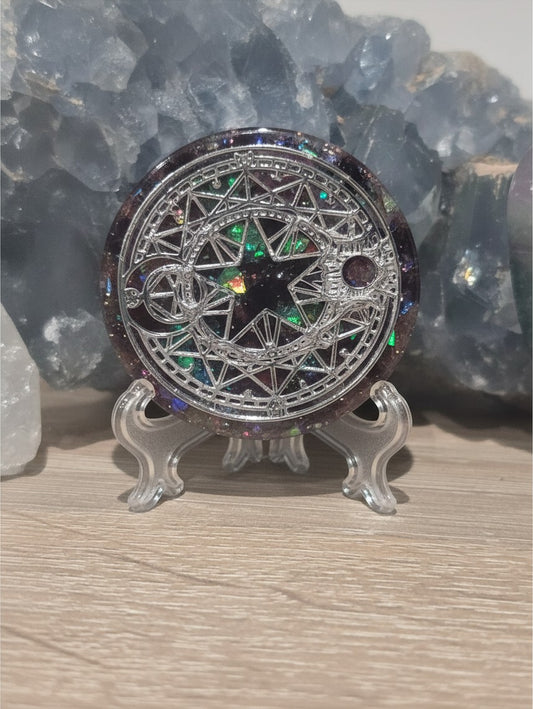 Pendentif Orgonite AlyJoyCreation Alignement Céleste rond avec motif étoile argentée et éclats colorés sur support