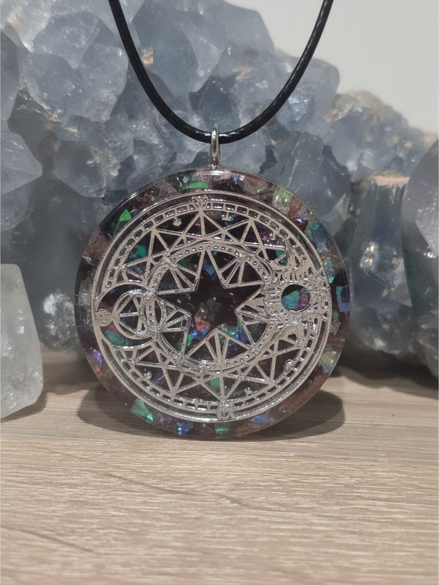 Pendentif Orgonite Alignement Céleste AlyJoyCreation avec motif étoile argentée et éclats irisés sur fond de cristal