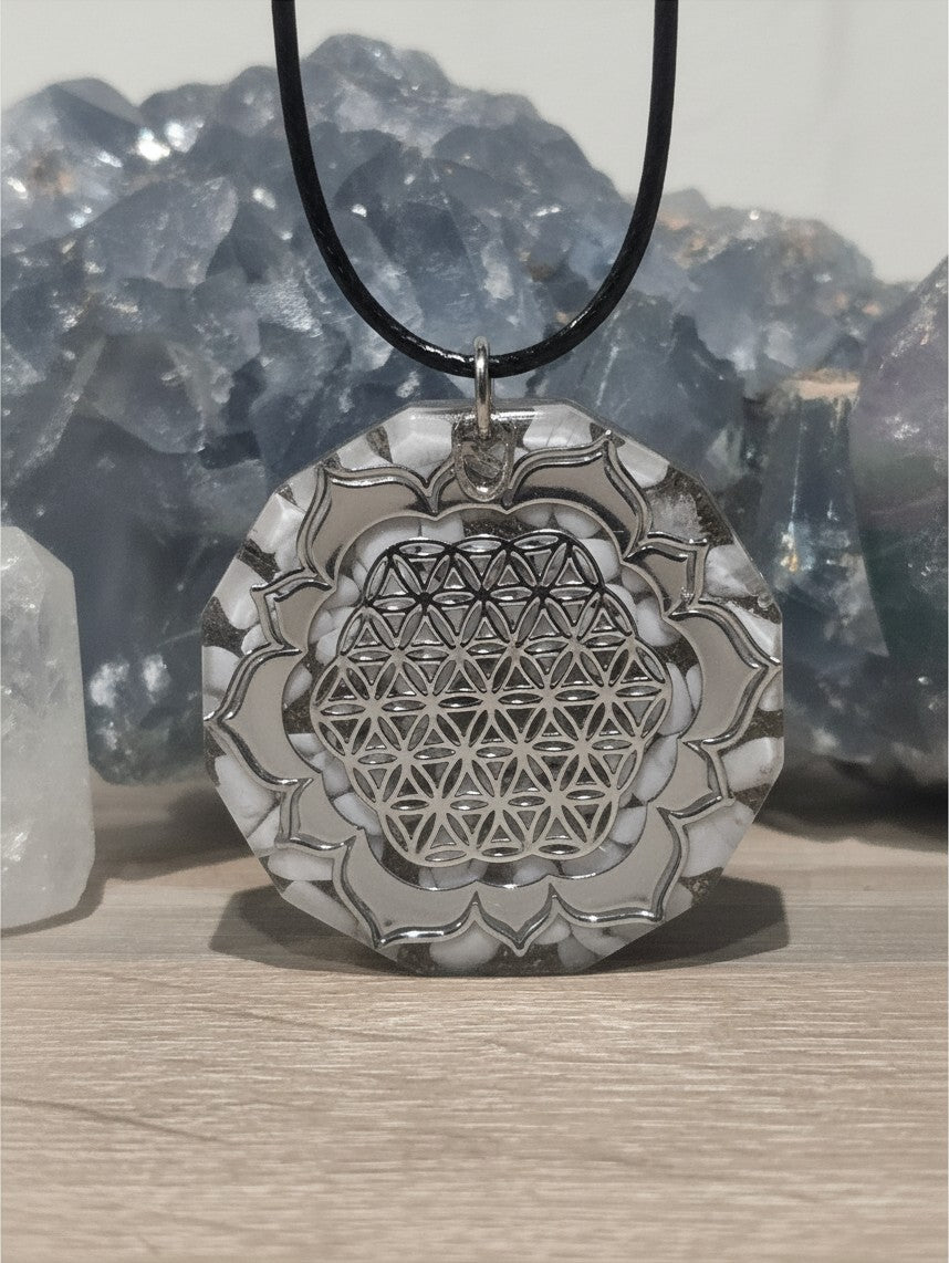 Pendentif Orgonite Fleur de Vie AlyJoyCreation blanc et argent avec cordon noir pour équilibrer l'énergie