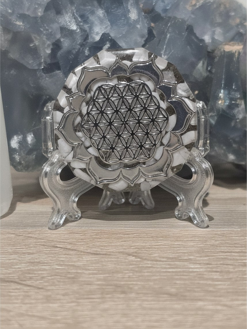 Pendentif Orgonite Fleur de Vie AlyJoyCreation blanc et argenté sur support transparent