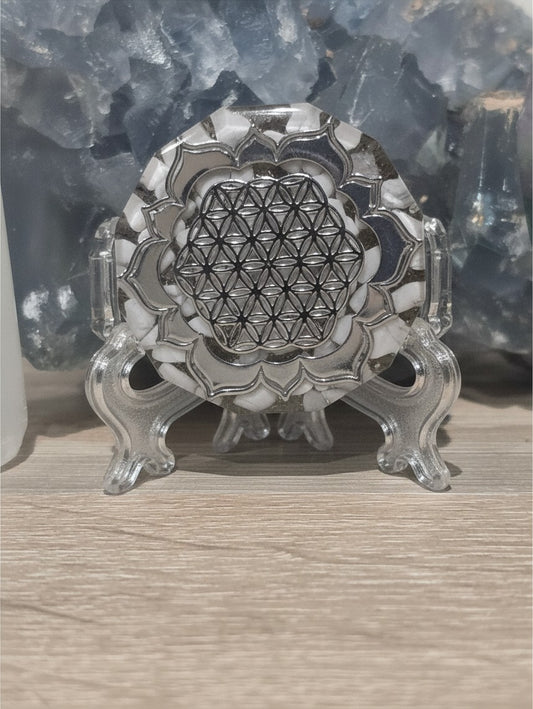 Pendentif Orgonite Fleur de Vie AlyJoyCreation blanc et argenté sur support transparent