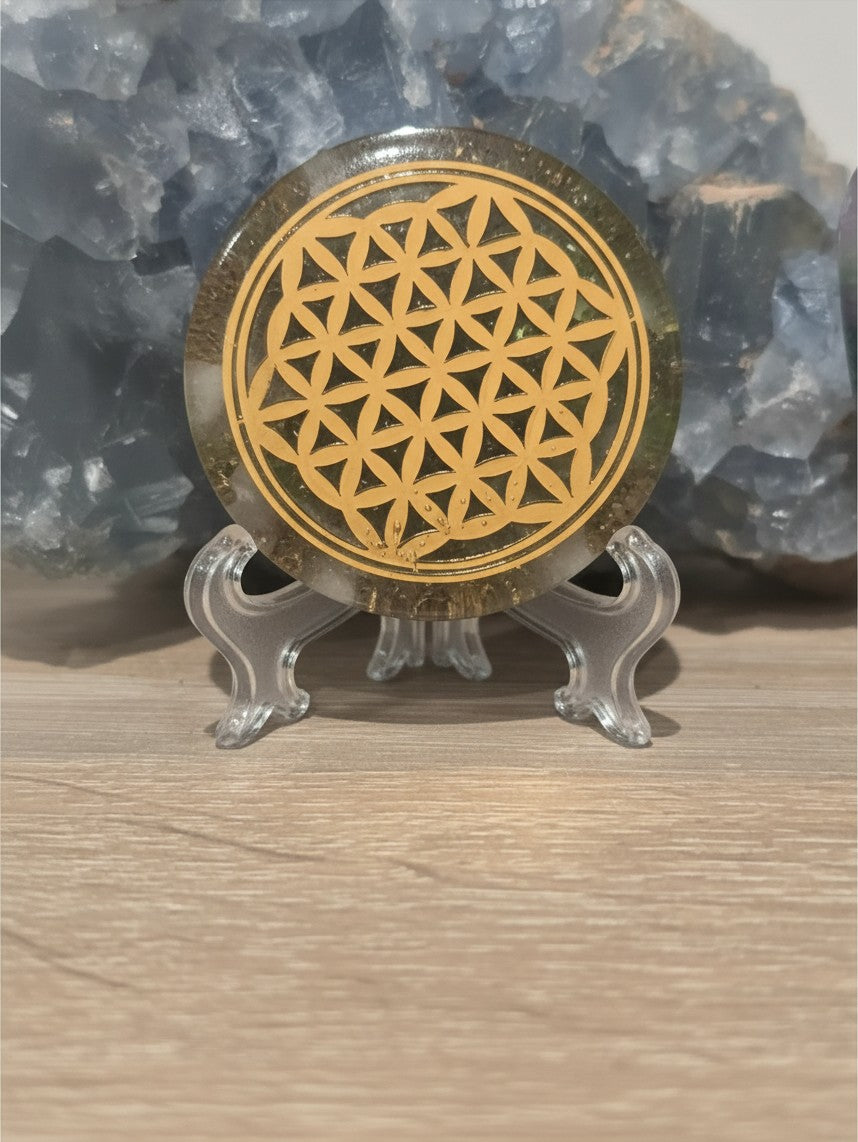 Pendentif Orgonite Fleur de Vie AlyJoyCreation rond avec motif géométrique doré sur support en cristal bleu