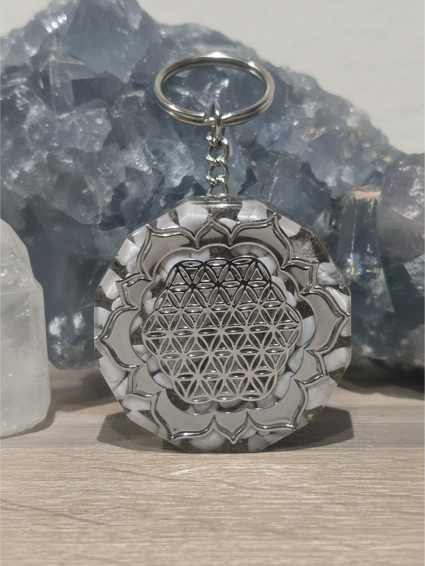 Pendentif orgonite AlyJoyCreation avec symbole Fleur de Vie en métal argenté et incrustations de pierres blanches