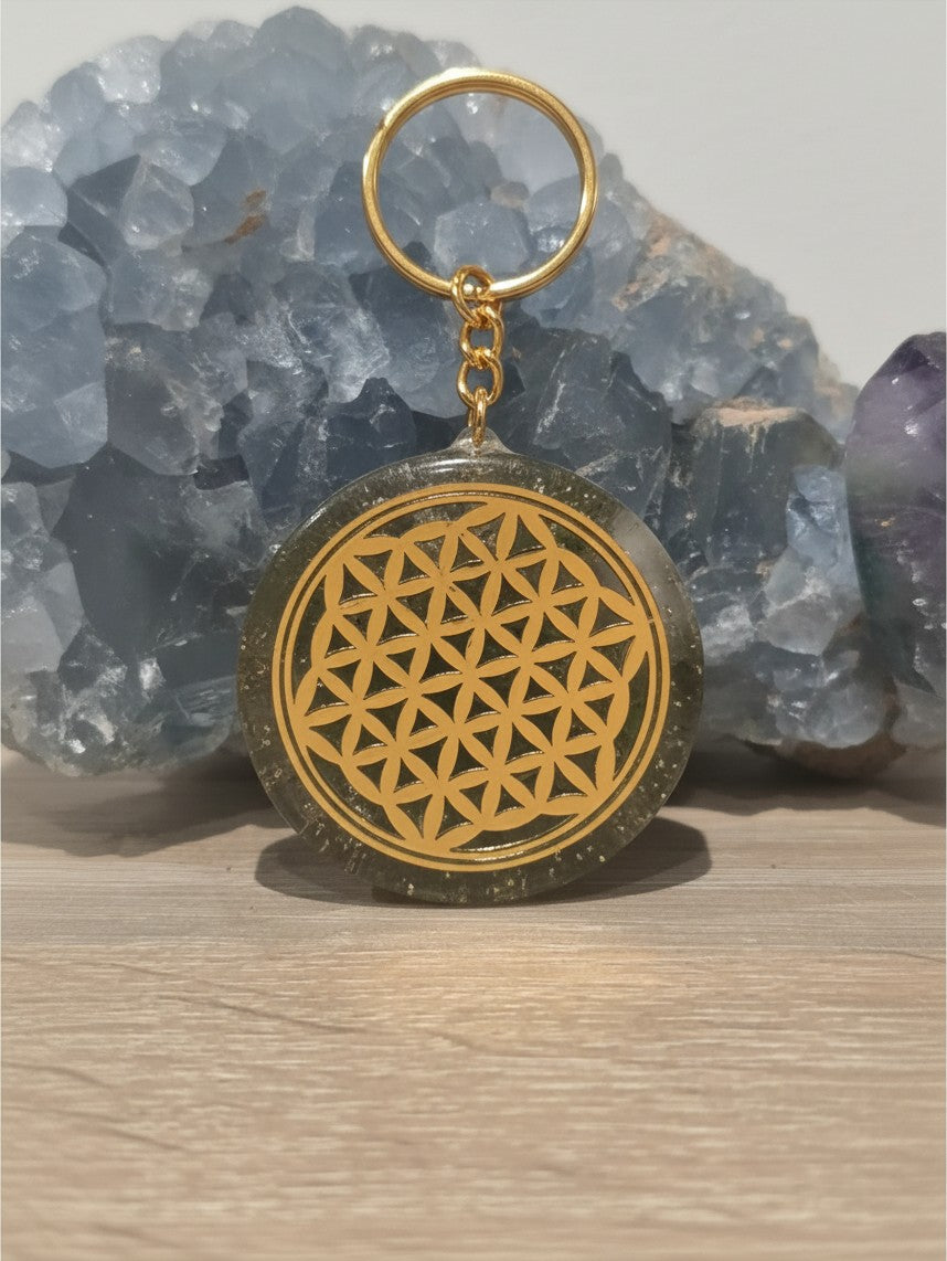 Pendentif orgonite AlyJoyCreation rond avec symbole doré Fleur de Vie sur fond de cristaux bleus