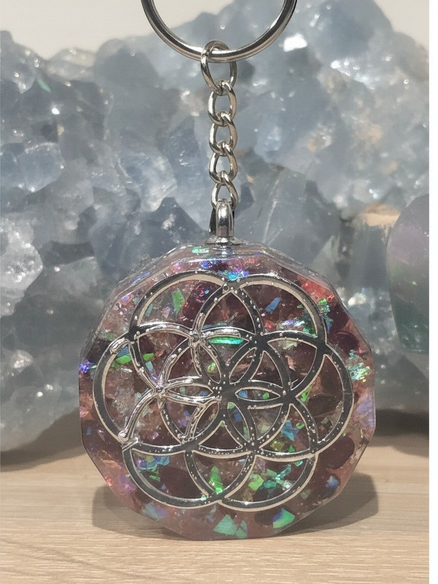 Pendentif orgonite AlyJoyCreation avec symbole Graine de Vie, incrustations iridescentes et finition argentée