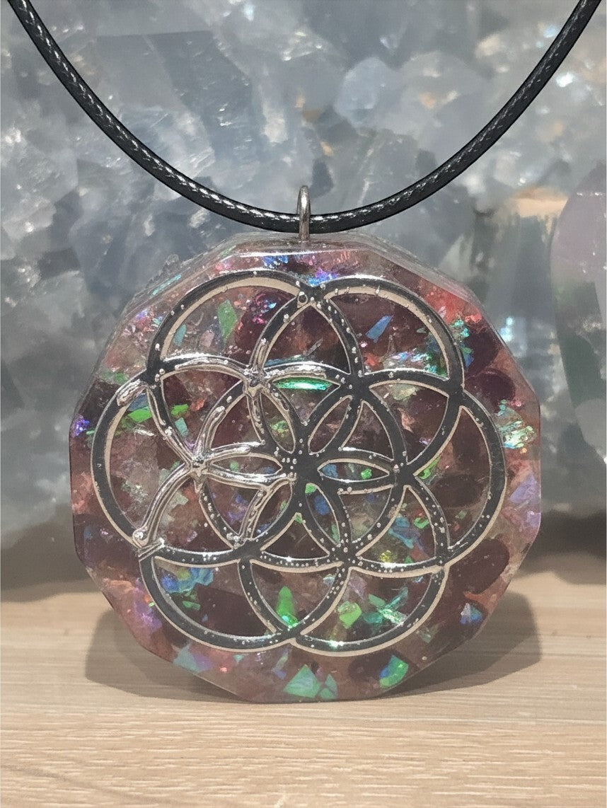 Pendentif orgonite AlyJoyCreation avec symbole Graine de Vie, incrustations iridescentes sur cordon noir