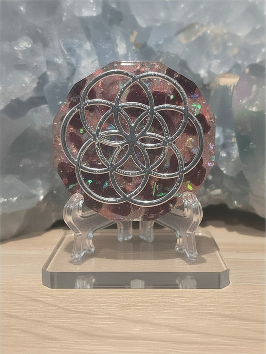 Pendentif orgonite AlyJoyCreation avec symbole Graine de Vie en métal argenté sur fond de résine rouge et paillettes