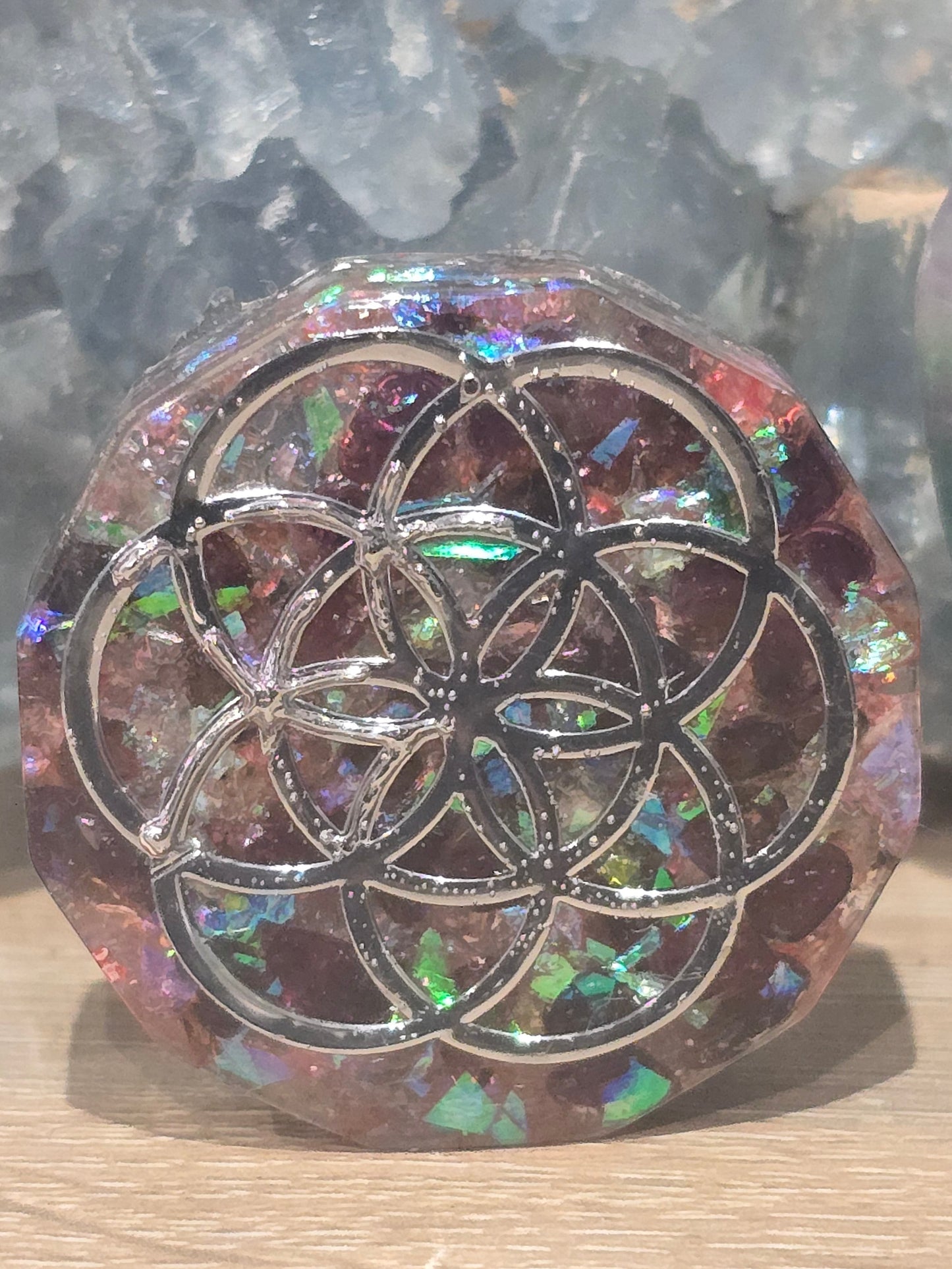 Pendentif orgonite AlyJoyCreation avec symbole Graine de Vie irisé et incrustations scintillantes