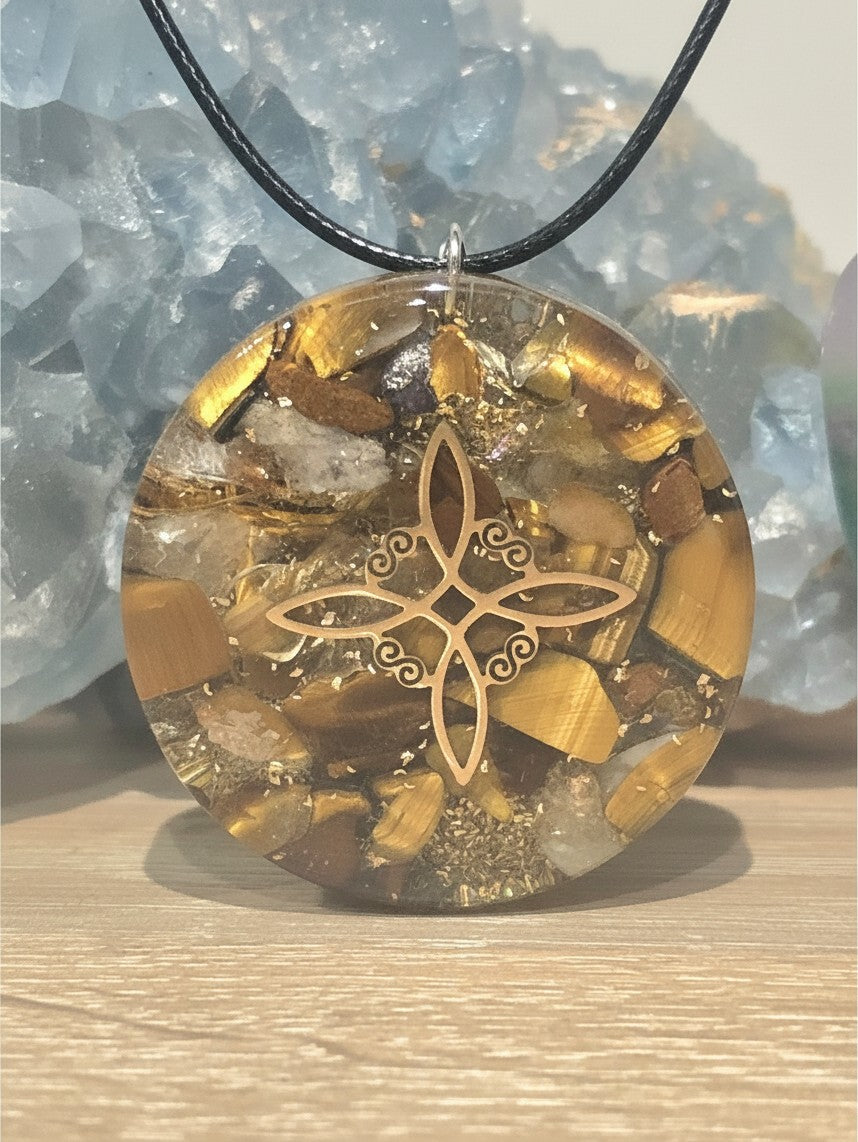 Pendentif orgonite AlyJoyCreation rond avec symbole noeud de sorcière et éclats de pierre oeil de tigre