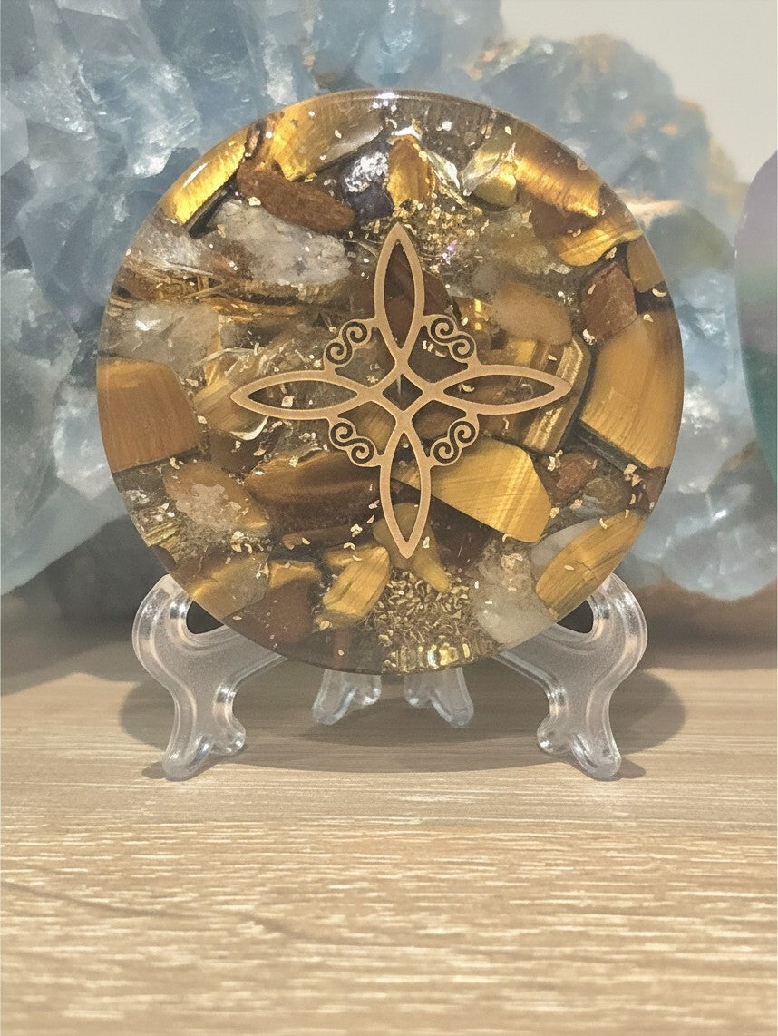 Pendentif orgonite AlyJoyCreation rond avec pierres œil de tigre et symbole nœud de sorcière doré sur support
