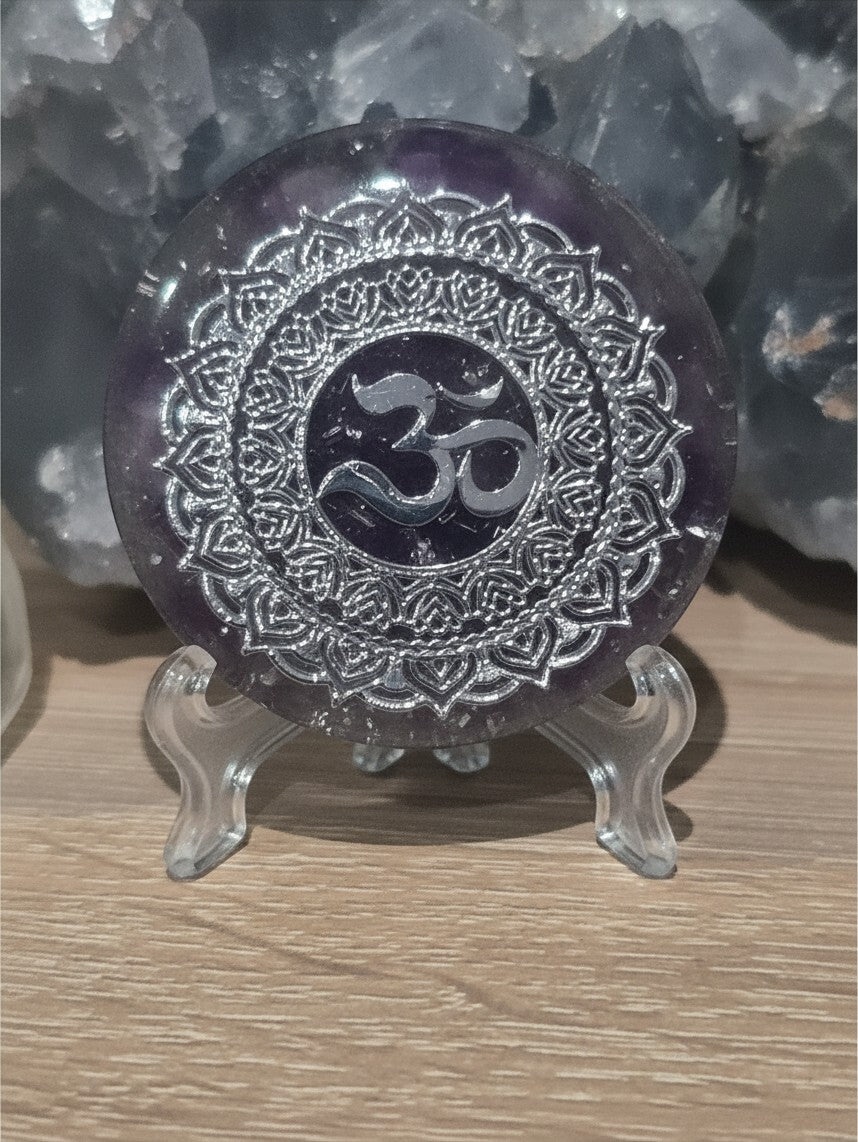 Pendentif d'Orgone AlyJoyCreation violet avec symbole Om argenté, idéal pour l'équilibre énergétique et la méditation.