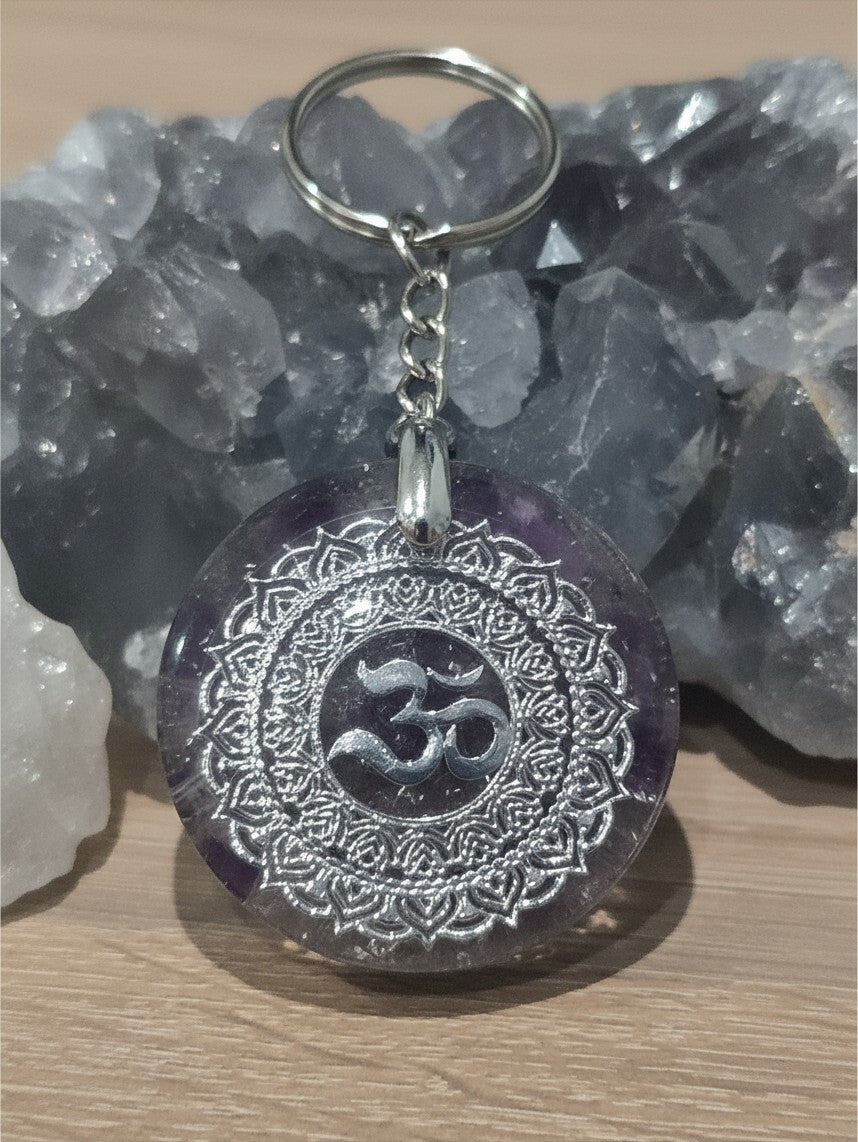 Pendentif Orgonite OM AlyJoyCreation violet avec symbole argenté pour équilibrer l'énergie et réduire le stress