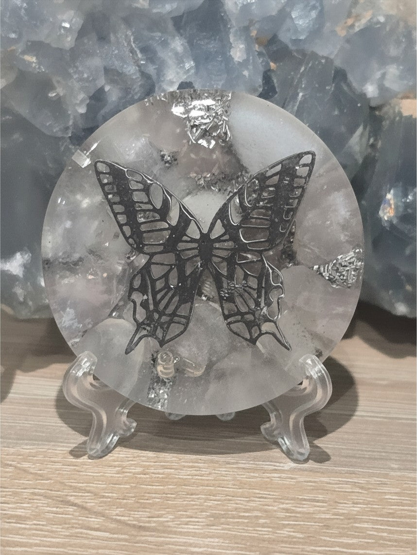 Pendentif orgonite AlyJoyCreation rond et transparent avec un papillon en métal argenté incrusté