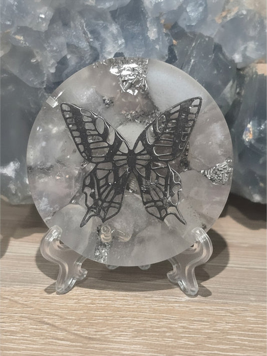 Pendentif orgonite AlyJoyCreation rond et transparent avec un papillon en métal argenté incrusté
