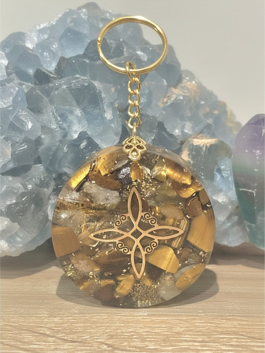 Porte-clés AlyJoyCreation en orgonite avec symbole noeud de sorcière, incrusté de pierres d'œil de tigre et cristaux