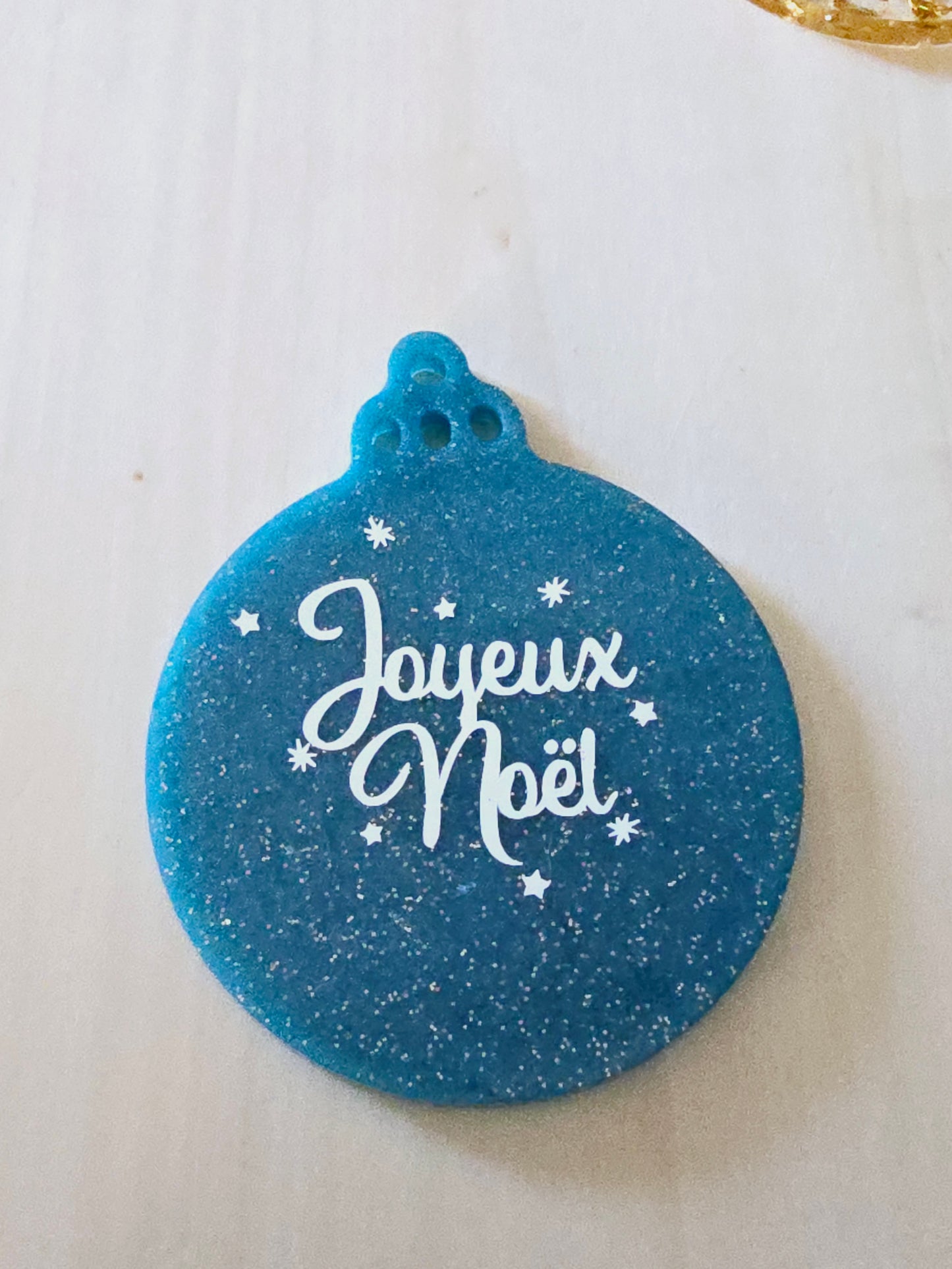 BOULE DE NOËL EN RESINE ( 2 achetés / 1 boule Joyeux Noël offerte )