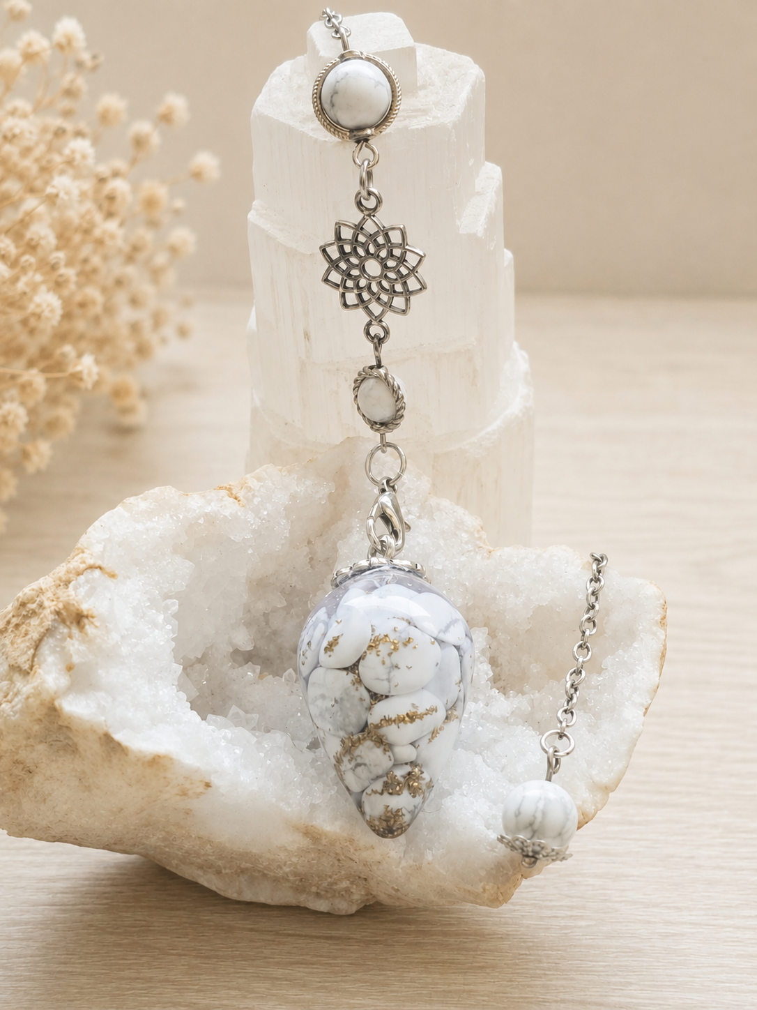 Pendule en orgonite Howlite Blanche
