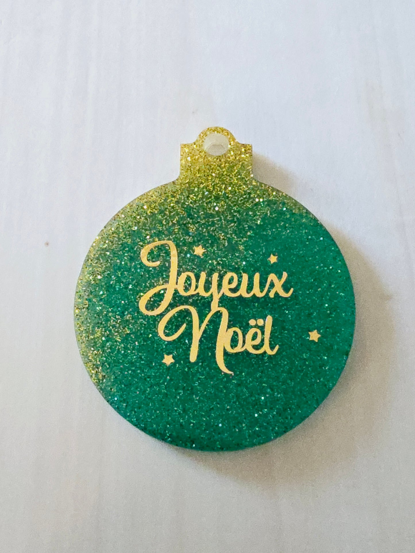 BOULE DE NOËL EN RESINE ( 2 achetés / 1 boule Joyeux Noël offerte )