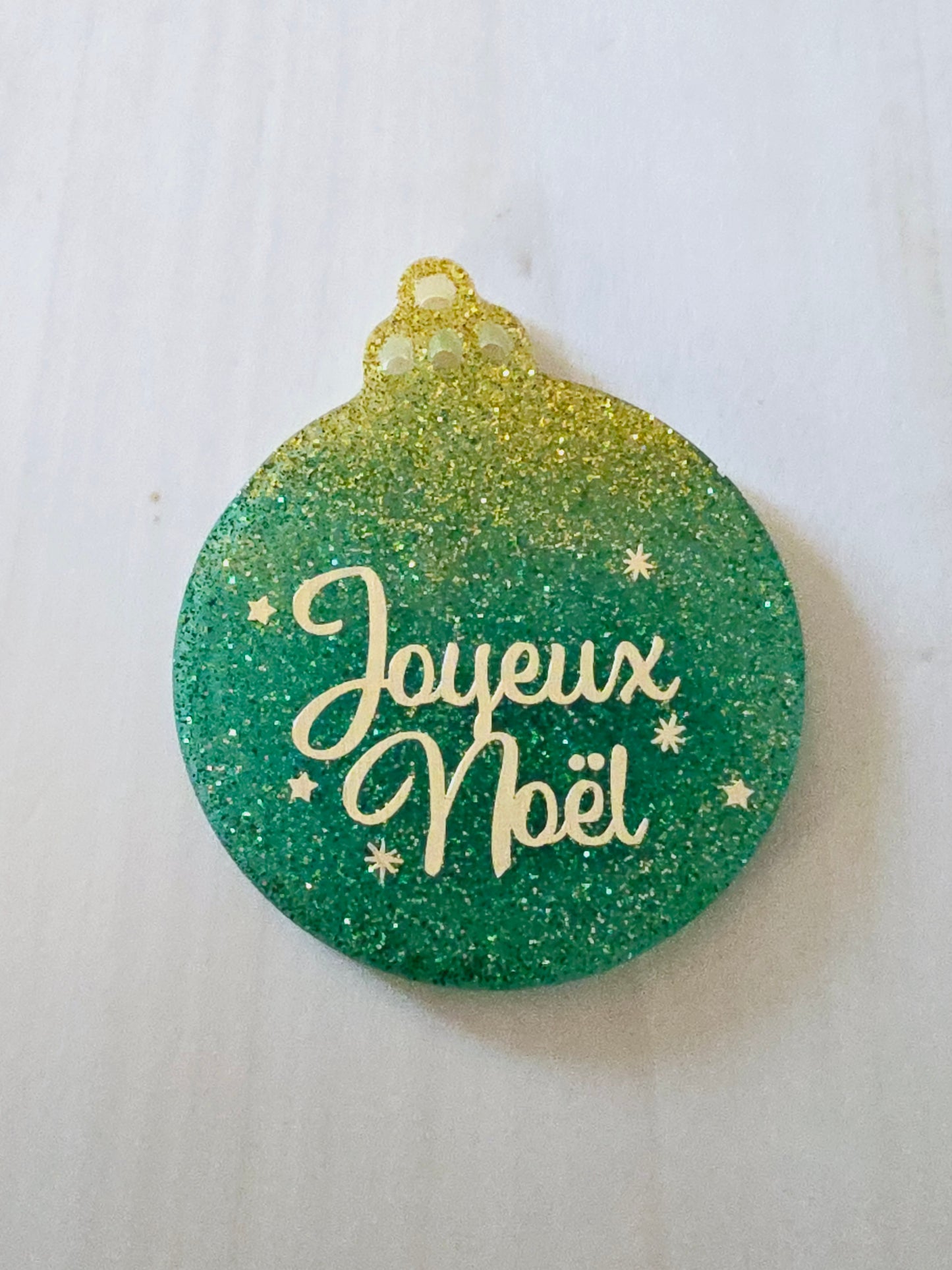 BOULE DE NOËL EN RESINE ( 2 achetés / 1 boule Joyeux Noël offerte )