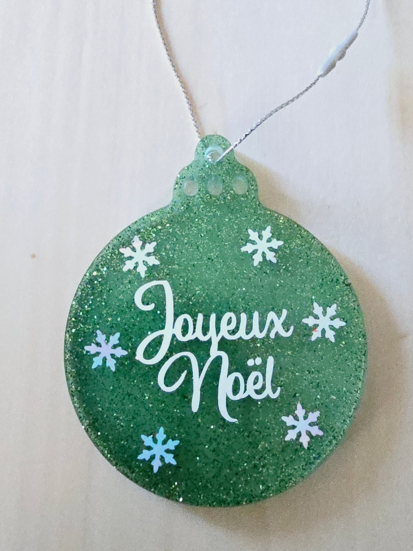 BOULE DE NOËL EN RESINE ( 2 achetés / 1 boule Joyeux Noël offerte )