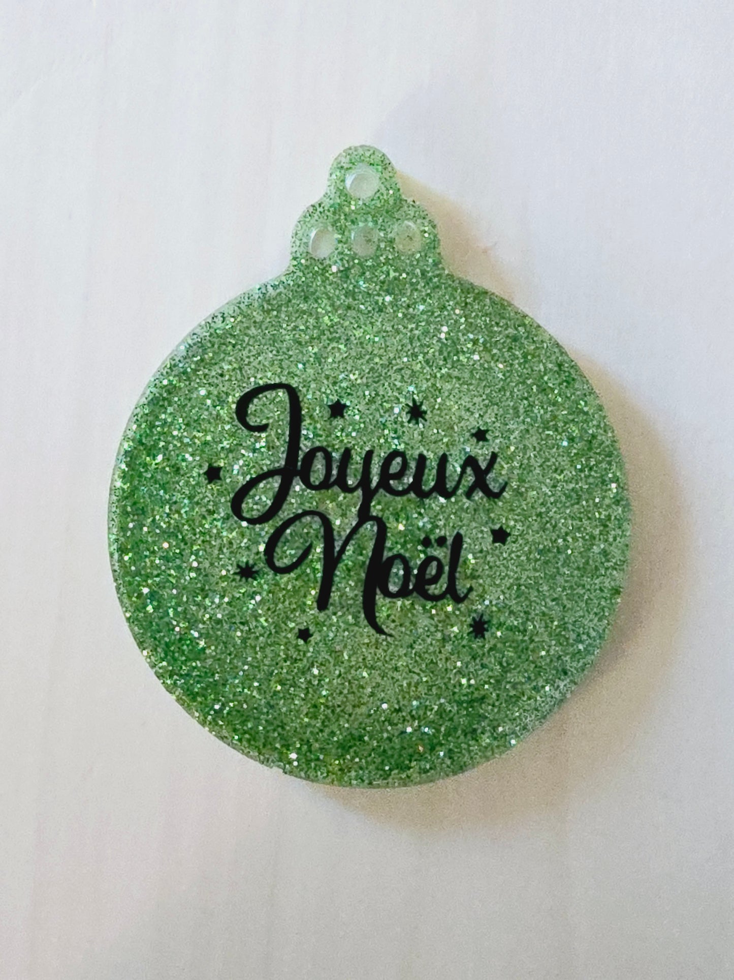 BOULE DE NOËL EN RESINE ( 2 achetés / 1 boule Joyeux Noël offerte )