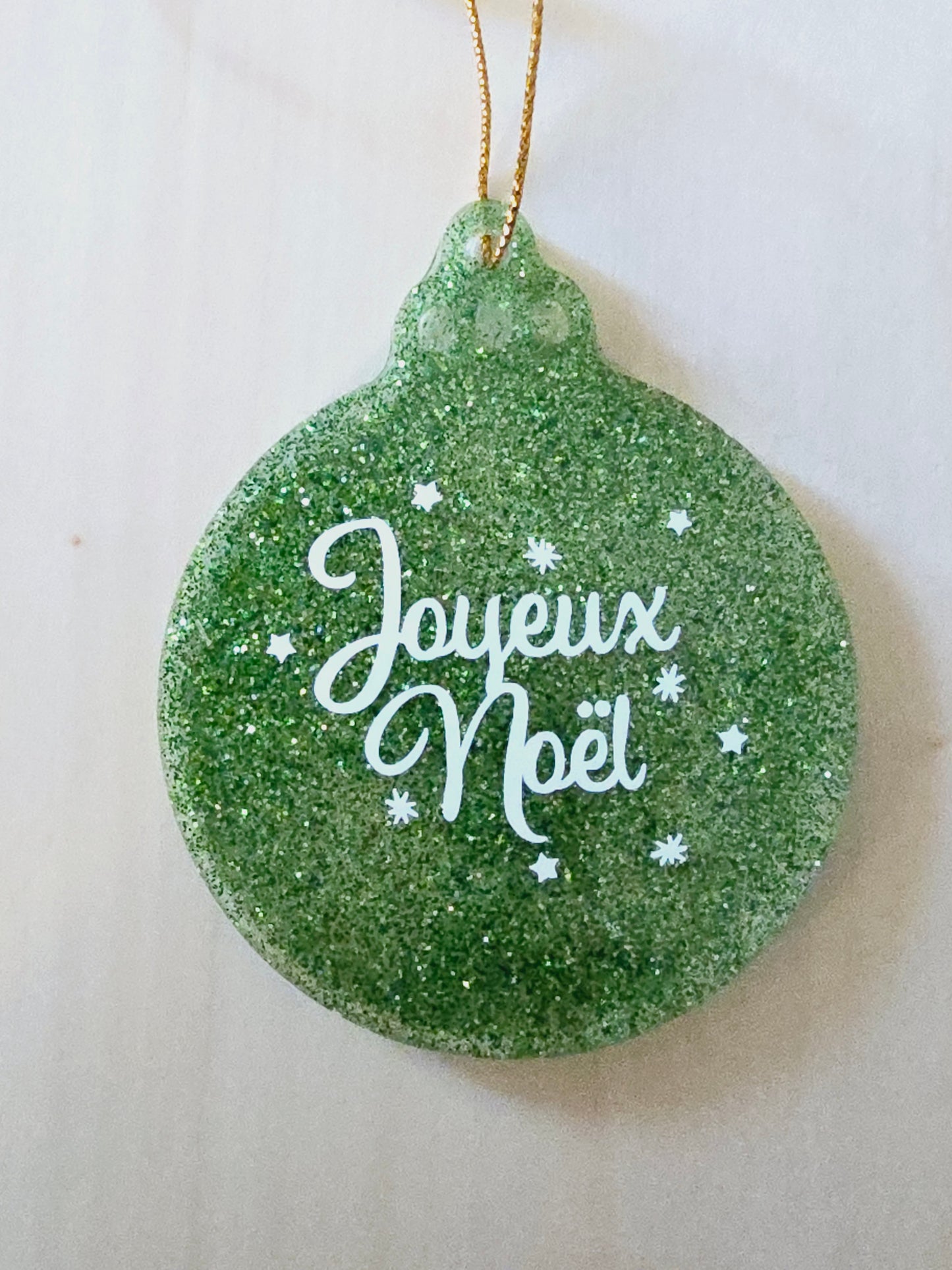 BOULE DE NOËL EN RESINE ( 2 achetés / 1 boule Joyeux Noël offerte )